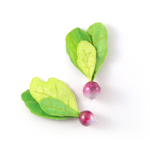 Broche de créateur en verre en forme de radis du jardin