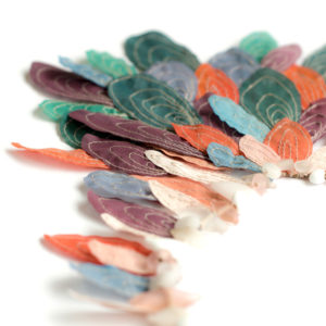 Parure inspirée des plumages colorés des oiseaux