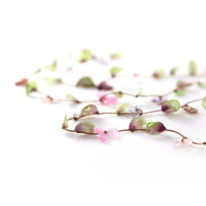 Feuilles de tissus teintes à la main et perles de verre.