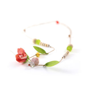 Fleur en tissus et perles en bois