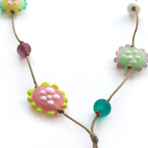 Jolies perles de verre en forme de fleur