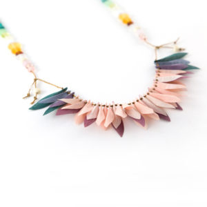 Plume en tissus teint à la main par la créatrice Lilas Force